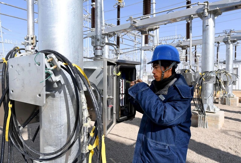 SF₆-stroomonderbreker: een cruciaal onderdeel van hoogspanningsnetwerken, dat superieure prestaties levert dankzij de hoge elektronegativiteit en een boogdovende capaciteit die 100 maal groter is dan die van lucht.